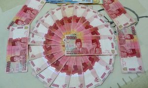 uang 100 ribu di lantai